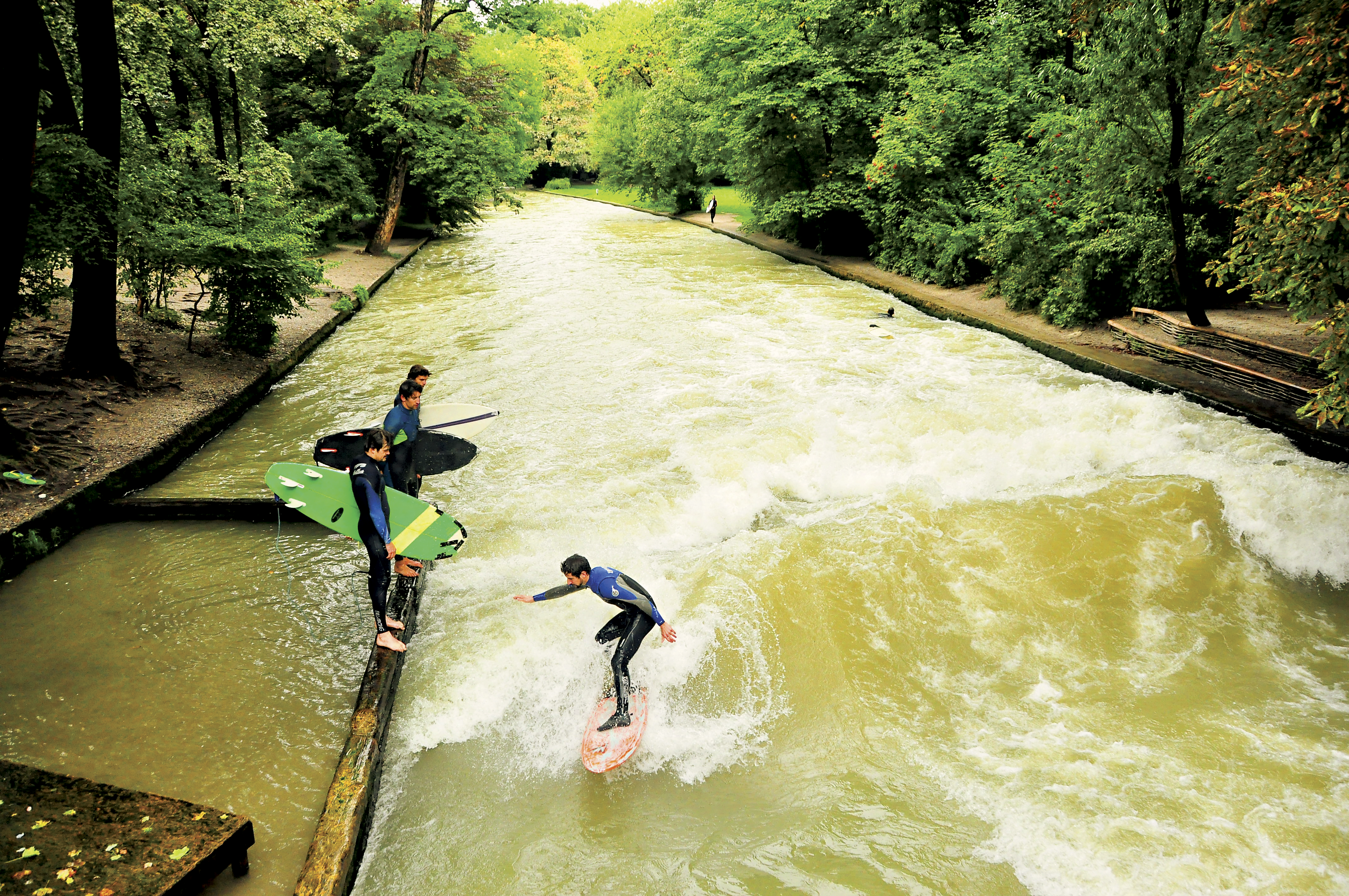 Surfe no Rio Isar, Munique, Alemanha