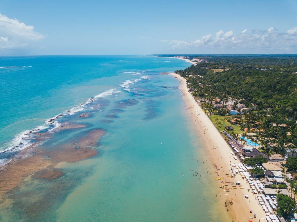 Vista aérea da Praia do Mucugê em Arraial d'Ajuda, Bahia, Brasil