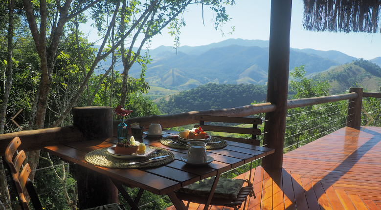 Café da manhã entre as montanhas na pousada Chapéu de Palha