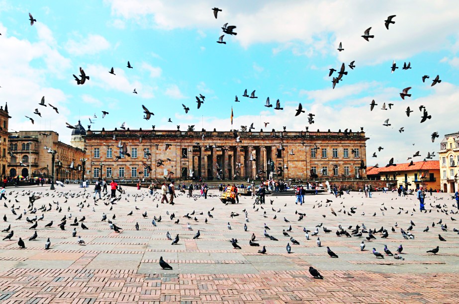 O prédio do Congresso (e as pombas) na Plaza de Bolívar