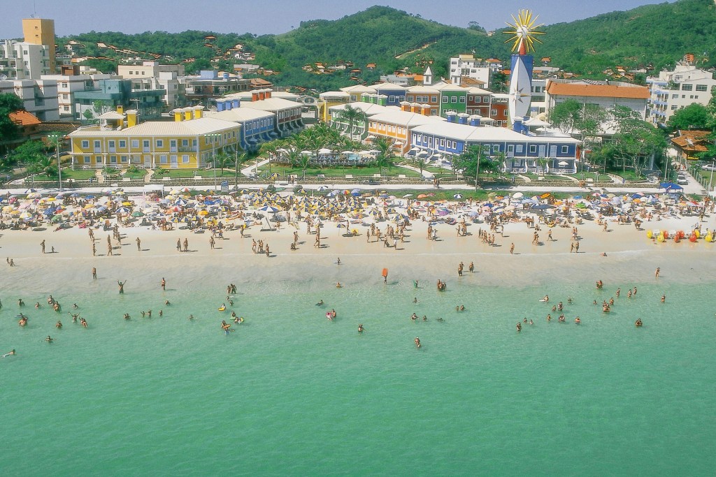 Vista aérea da Pousada Vila do Farol, em Bombinhas (SC)