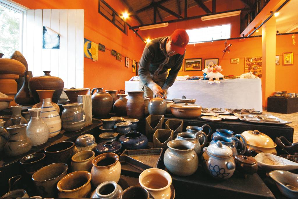 Cerâmicas à venda na Casa do Artesão em Cunha, cidade do interior de São Paulo
