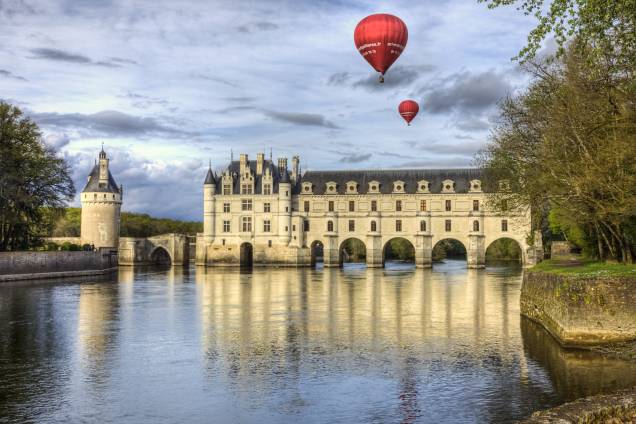 Os castelos são a principal atração quando se voa sobre o <a href="https://gutenberg.viagemeturismo.abril.com.br/cidades/vale-do-loire/">Vale do Loire</a>, na <a href="https://gutenberg.viagemeturismo.abril.com.br/paises/franca-2/">França</a>. Um dos mais sobrevoados é o <a href="https://gutenberg.viagemeturismo.abril.com.br/atracao/chateau-de-chenonceau/">Chenonceau</a> (foto), que passa por cima do Rio Cher. Mas não é só de construções renascentistas que é feita a beleza do passeio sobre o Vale. Jardins meticulosamente elaborados, campos de centeio, áreas verdes e, obviamente, o Rio Loire completam as atrações a serem observadas de cima. Os castelos são a principal atração quando se voa sobre o <a href="https://gutenberg.viagemeturismo.abril.com.br/cidades/vale-do-loire/">Vale do Loire</a>, na <a href="https://gutenberg.viagemeturismo.abril.com.br/paises/franca-2/">França</a>. Um dos mais sobrevoados é o <a href="https://gutenberg.viagemeturismo.abril.com.br/atracao/chateau-de-chenonceau/">Chenonceau</a> (foto), que passa por cima do Rio Cher. Mas não é só de construções renascentistas que é feita a beleza do passeio sobre o Vale. Jardins meticulosamente elaborados, campos de centeio, áreas verdes e, obviamente, o Rio Loire completam as atrações a serem observadas de cima.