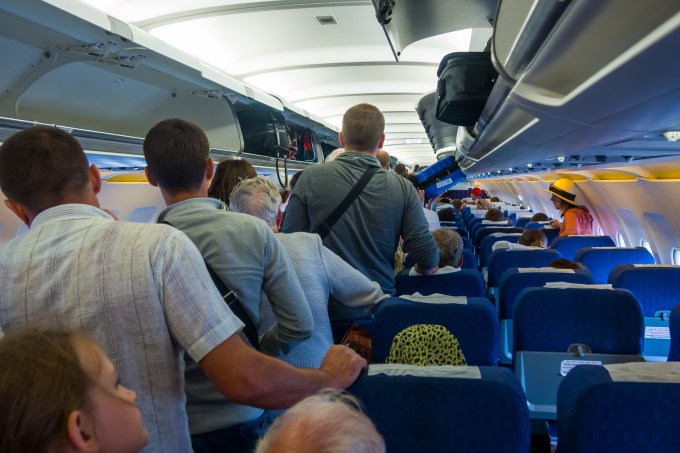 Passageiros esperam para desembarcar de aviao depois de pouso em Moscou, na Rússia