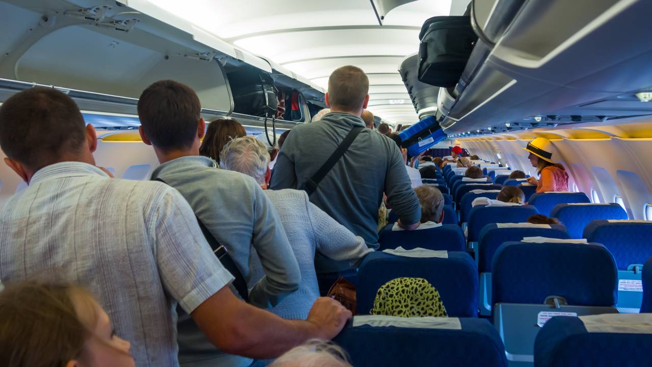 Passageiros esperam para desembarcar de aviao depois de pouso em Moscou, na Rússia