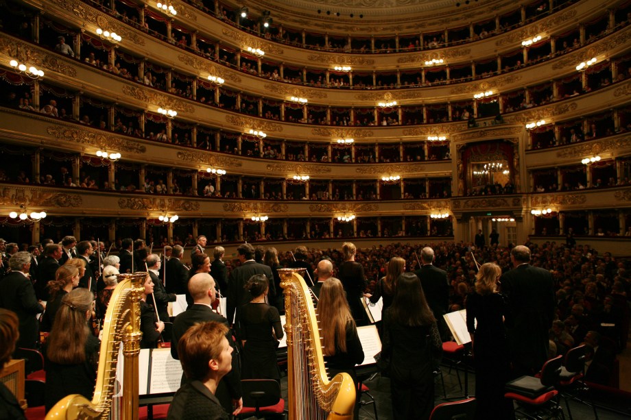 <strong><a href="https://www.teatroallascala.org/en/index.html" target="_blank" rel="noopener">Teatro alla Scala</a>, <a href="https://gutenberg.viagemeturismo.abril.com.br/cidades/milao/" target="_blank" rel="noopener">Milão</a>, <a href="https://gutenberg.viagemeturismo.abril.com.br/paises/italia-2/" target="_blank" rel="noopener">Itália</a></strong> Um dos mais famosos teatros do mundo foi inaugurado em 3 de agosto de 1778, no lugar de um antigo teatro que pegou fogo depois de uma festa de Carnaval, e desde então tem sido o palco principal das óperas mais tradicionais (e mais importantes) do planeta. Sua capacidade máxima é de 2 800 pessoas, e o teatro é aberto a visitas em dias em que não há apresentações. É possível visitar o seu interior e vislumbrar as dimensões exorbitantes a partir dos camarotes 13, 15 e 18