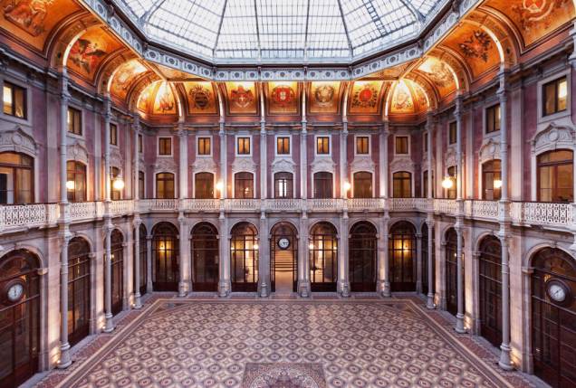 O Palácio da Bolsa tem chão com madeira do Brasil e da África, móveis de nogueira feitos à mão e detalhes em ouro na decoração. Abriga também a Viniportugal, onde é possível provar vinhos de várias regiões do país – e de graça O Palácio da Bolsa tem chão com madeira do Brasil e da África, móveis de nogueira feitos à mão e detalhes em ouro na decoração. Abriga também a Viniportugal, onde é possível provar vinhos de várias regiões do país – e de graça