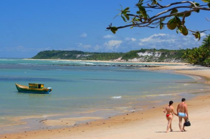 Casal passeia na Praia do Espelho, em Trancoso, na Bahia