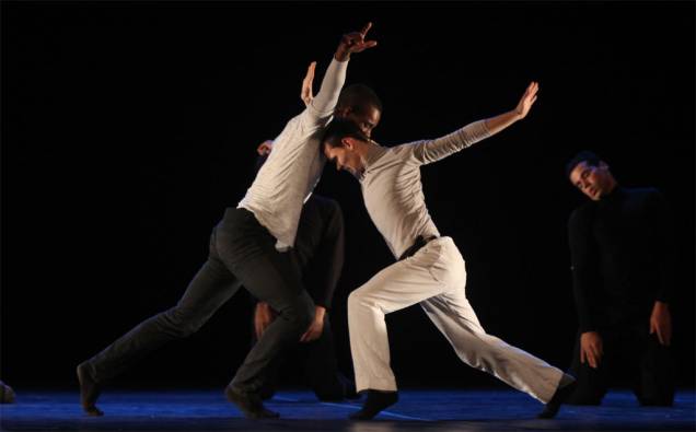 O carro-chefe do <strong>Festival de Dança de Joinville</strong> é a <strong>Mostra Competitiva</strong>. Grupos participam de uma seleção, e os escolhidos sobem ao palco do <strong>Centreventos Cau Hansen</strong>. Na foto, o grupo <em>Pavilhão D</em>, de dança contemporânea, se apresentou como o primeiro colocado da categoria em 2011 O carro-chefe do <strong>Festival de Dança de Joinville</strong> é a <strong>Mostra Competitiva</strong>. Grupos participam de uma seleção, e os escolhidos sobem ao palco do <strong>Centreventos Cau Hansen</strong>. Na foto, o grupo <em>Pavilhão D</em>, de dança contemporânea, se apresentou como o primeiro colocado da categoria em 2011
