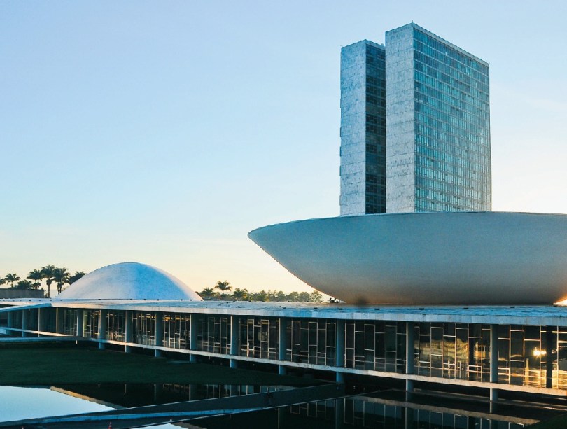 O maior símbolo de Brasília, com dois prédios interligados e duas cúpulas laterais, o <strong>Congresso Nacional</strong> foi projetado pelo arquiteto Oscar Niemeyer para receber os deputados e senadores. Quem quiser acompanhar as sessões da Câmara e do Senado, terá de chegar às 14 horas durante a semana. Caso visite o complexo no fim de semana, o turista poderá ter um dia de político, com direito a sentar-se na cadeira de políticos e conhecer o gabinete do presidente da Câmara.