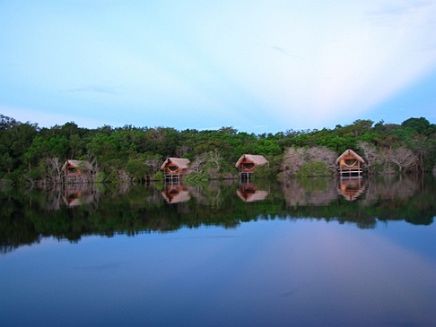 <strong>HOTEL SUSTENTÁVEL DO ANO - Juma Amazon Lodge (Autazes/AM)</strong> Foi erguido com 100% de árvores mortas ou madeira aproveitada de outras construções. A 30 m do solo, os quartos alinham-se à copa das árvores e são cobertos com palha para interferir pouco no hábitat. Em 2013, investiu 80 mil reais na construção de uma estação de tratamento de esgoto. Além da coleta seletiva, o hotel capacita os moradores locais e mantém um terço dos aposentos abastecidos por energia solar. <strong>HOTEL SUSTENTÁVEL DO ANO - Juma Amazon Lodge (Autazes/AM)</strong> Foi erguido com 100% de árvores mortas ou madeira aproveitada de outras construções. A 30 m do solo, os quartos alinham-se à copa das árvores e são cobertos com palha para interferir pouco no hábitat. Em 2013, investiu 80 mil reais na construção de uma estação de tratamento de esgoto. Além da coleta seletiva, o hotel capacita os moradores locais e mantém um terço dos aposentos abastecidos por energia solar.