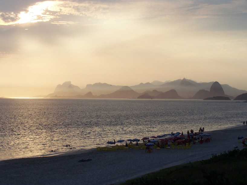 As referências da Praia de Itacoatiara são a Pedra do Elefante (no canto esquerdo) e uma piscina natural (no direito)