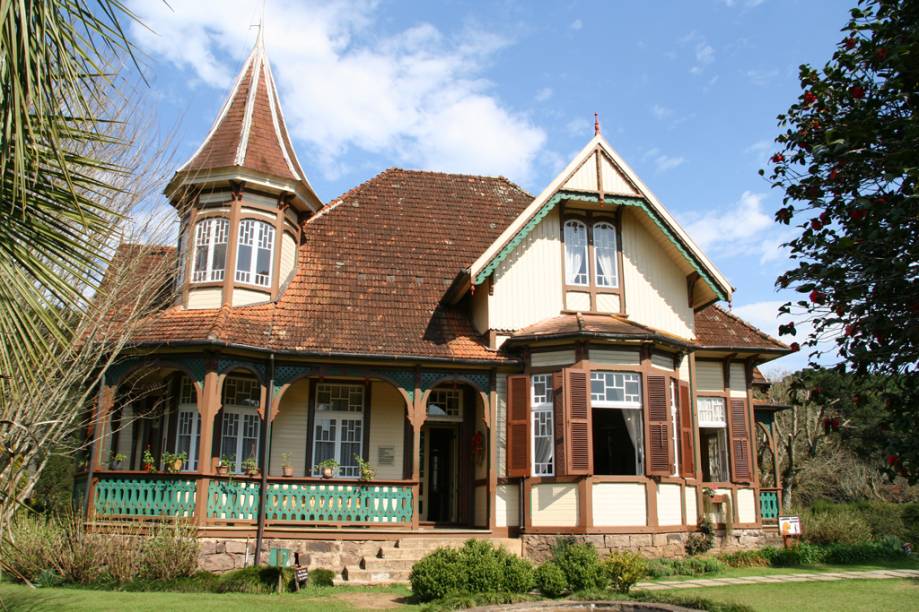 <strong>Canela e Gramado (Rio Grande do Sul)</strong><br />      A expectativa por neve e o clima bucólico da cidade também contribuem para que <a href="https://viajeaqui.abril.com.br/cidades/br-rs-gramado" rel="Gramado " target="_blank">Gramado </a>fique bem cheia nesta época do ano. Já <a href="https://viajeaqui.abril.com.br/cidades/br-rs-canela" rel="Canela" target="_blank">Canela</a>, que faz divisa com Gramado, também compartilha da mesma inspiração alemã, com deliciosos <em>apfelstrudels </em>e cucas, disponíveis em todas as docerias e confeitarias da cidade. O <a href="https://viajeaqui.abril.com.br/estabelecimentos/br-rs-canela-atracao-parque-do-caracol" rel="Parque do Caracol " target="_blank">Parque do Caracol </a>é parada obrigatória, por conta da principal atração local, a Cascata do Caracol, uma queda d’água com 131 metros