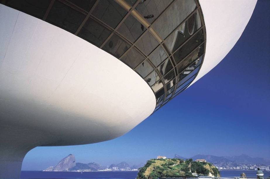 <strong>8. <a href="/cidades/br-rj-niteroi" target="_blank">Niterói</a> (2 dias) </strong>Ela não se gaba apenas por ter a vista mais fotogênica do Rio, mas também pelas lindas praias e pelo <a href="https://viajeaqui.abril.com.br/estabelecimentos/br-rj-niteroi-atracao-museu-de-arte-contemporanea"><strong>Museu de Arte Contemporânea</strong></a>, obra-prima do arquiteto Oscar Niemeyer.