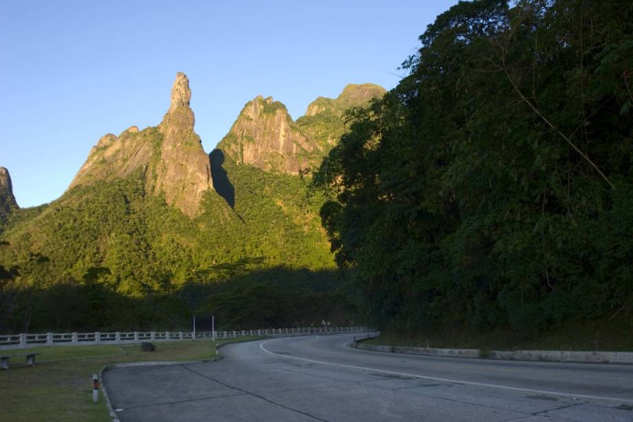 Pico Dedo de Deus, no Parque Nacional da Serra dos Órgãos em Nova Petrópolis (RS), visto da BR-116