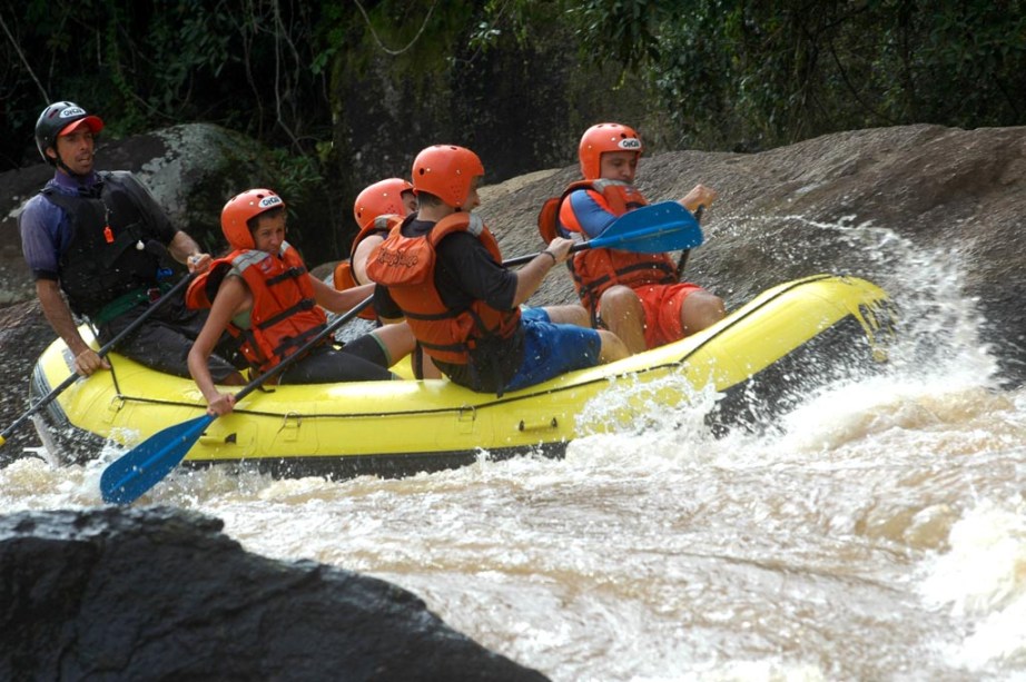 <a href="https://viajeaqui.abril.com.br/cidades/br-sp-socorro" rel="Socorro"><strong>Socorro</strong></a><br />  <br />  A cidade, que disputa com <a href="https://viajeaqui.abril.com.br/cidades/br-sp-brotas" rel="Brotas">Brotas</a> o título de “capital dos esportes de aventura”, se destaca pela preocupação com acessibilidade. Hotéis, parques e ruas foram pensados para todos se divertirem, incluindo pessoas com mobilidade reduzida.<br />  <br />  Para quem nunca se lançou no rafting, aqui é o lugar ideal para debutar no esporte: há corredeiras suaves para iniciantes. <br />  <br />  <strong>Distância:</strong> 138 quilômetros<br />  <strong>Tempo médio de viagem:</strong> 1h30<br />  <br />  <strong>Saiba mais:</strong>  <a href="https://viajeaqui.abril.com.br/cidades/br-sp-socorro/o-que-fazer" rel="O que fazer" title="O que fazer em Socorro">O que fazer</a><br />  <a href="https://viajeaqui.abril.com.br/cidades/br-sp-socorro/onde-comer" rel="Onde comer" title="Onde comer em Socorro">Onde comer</a><br />  <a href="https://viajeaqui.abril.com.br/cidades/br-sp-socorro/onde-ficar" rel="Onde ficar" title="Onde ficar em Socorro">Onde ficar </a>