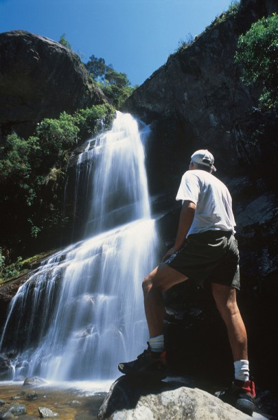 Cachoeira Véu de Noiva, formada pelo Rio Bonfim, na Serra dos Órgãos, em Petrópolis (RJ), tem 42 metros de altura