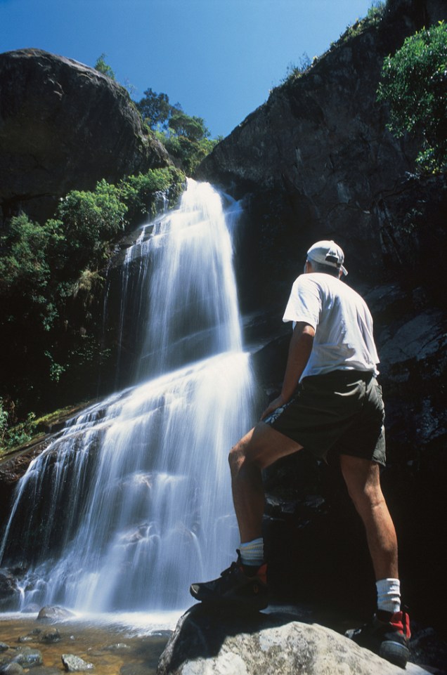 Cachoeira Véu de Noiva, formada pelo Rio Bonfim, na Serra dos Órgãos