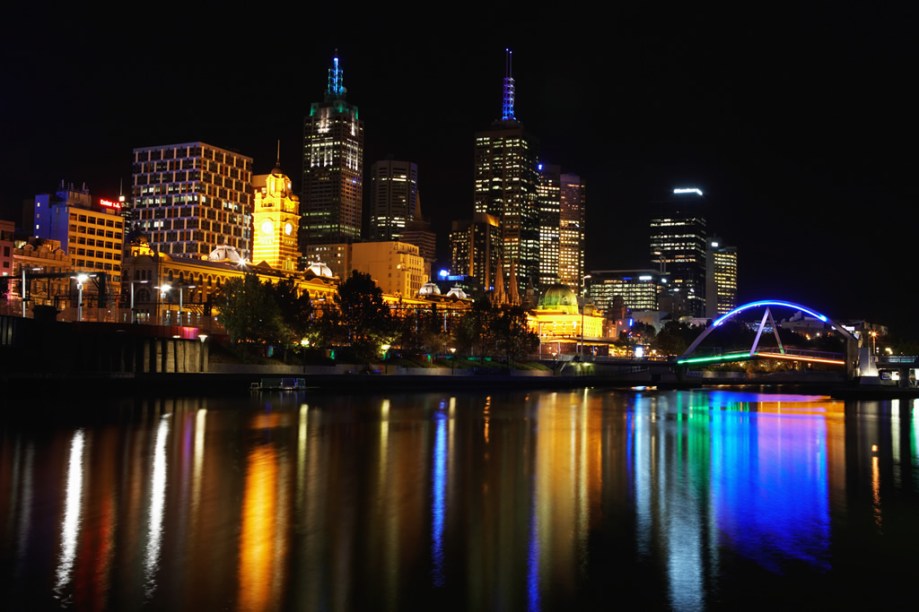 Dividida ao meio pelo rio Yarra e com uma baía de águas calmas em seu quintal, Melbourne oferta natureza e cultura na mesma medida