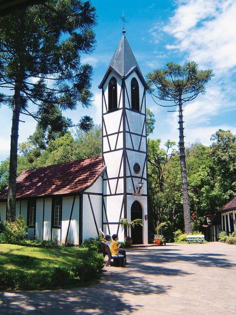 No parque Aldeia do Imigrante, casas em estilo enxaimel reconstituem uma colônia alemã do século 19 com escola, ferraria, salão de baile, capela, cemitério e museu histórico