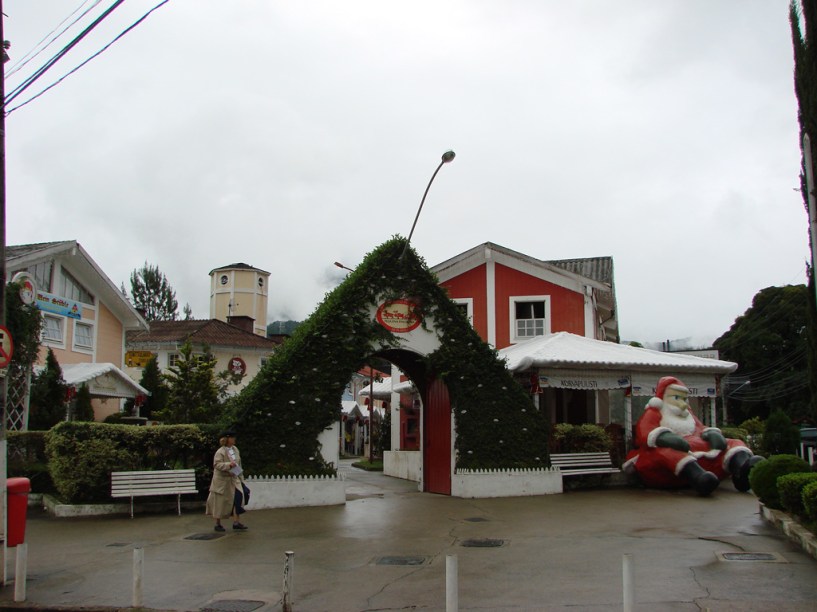 Conhecido como "Shopping do Papai Noel", a Pequena Finlândia, em Penedo, Rio de Janeiro, abriga a casa do bom velhinho, uma versão da matriz, na Finlândia, com direito a trenó de mais de 128 anos