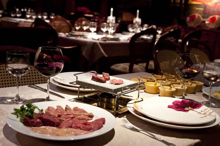 Fondue de carne na pedra no restaurante Belle Du Valais, em Gramado, Rio Grande do Sul