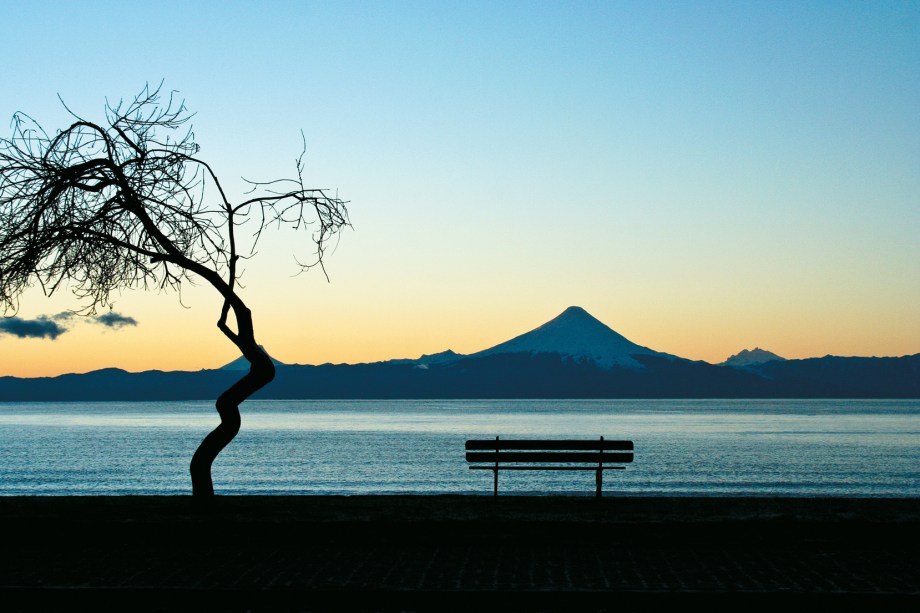 A cidade de Puerto Varas, localizada na região dos <a href="https://viajeaqui.abril.com.br/cidades/chile-lagos-andinos" rel="Lagos Andinos" target="_blank">Lagos Andinos</a>, no território da <a href="https://viajeaqui.abril.com.br/cidades/ar-patagonia" rel="Patagônia" target="_blank">Patagônia</a> chilena, é o lar do <strong>Vulcão Osorno</strong> e do <strong>Lago Llanquihue</strong>. Esse último, aliás, tem uma elevação em sua superfície de aproximadamente 70 metros e ocupa uma área de 860 km². Ele é considerado o segundo maior lago do Chile, atrás apenas do Lago General Carrera