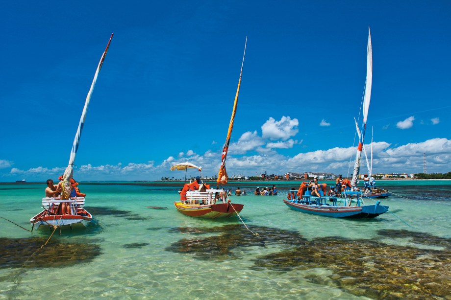 Quase todas as praias de Alagoas têm jangadas para passeios nas piscinas naturais. Mas um dos pontos mais famosos é o da <a href="https://viajeaqui.abril.com.br/estabelecimentos/br-al-maceio-atracao-praia-pajucara">Praia Pajuçara</a>, na orla urbana de <a href="https://viajeaqui.abril.com.br/cidades/br-al-maceio" target="_blank">Maceió</a>. Ali estão os maiores hotéis da cidade, e galpões enormes que exibem o artesanato produzido no Estado