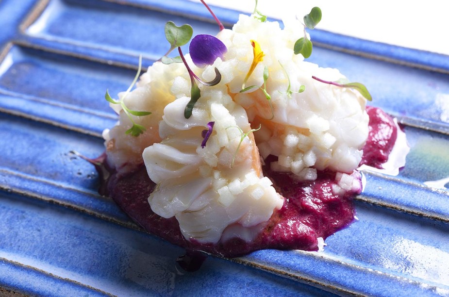 Lagosta sobre leito de beterraba ao aroma de trufas brancas com biri-biri e maçã verde, preparo por Bella Masano, chef do restaurante <a href="https://viajeaqui.abril.com.br/estabelecimentos/br-sp-sao-paulo-restaurante-amadeus" rel="Amadeus" target="_blank">Amadeus</a>, nos Jardins, em <a href="https://viajeaqui.abril.com.br/cidades/br-sp-sao-paulo/" rel="São Paulo (SP)" target="_blank">São Paulo (SP)</a>