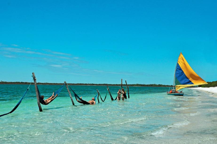 <strong>7. <a href="/cidades/br-ce-jijoca-de-jericoacoara" rel="Jijoca de Jericoacoara" target="_blank">Jijoca de Jericoacoara</a> (1 dia)</strong>    Mais que o ponto onde se deixa o carro para ir a Jeri, tem as lindas lagoas do <strong>Paraíso</strong> e Azul.