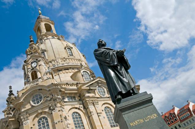 A Igreja Frauenkirche foi destruída na Segunda Guerra Mundial, e sua reconstrução só foi finalizada em 2005. Uma estátua em bronze de Martinho Lutero saiu ilesa dos bombardeios e enfeita a praça em frente à igreja A Igreja Frauenkirche foi destruída na Segunda Guerra Mundial, e sua reconstrução só foi finalizada em 2005. Uma estátua em bronze de Martinho Lutero saiu ilesa dos bombardeios e enfeita a praça em frente à igreja