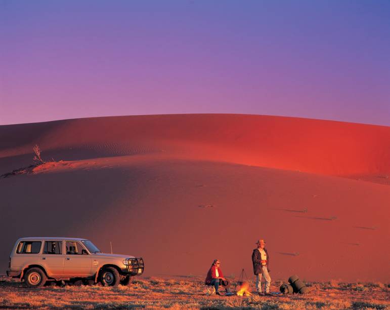 <strong>9. <a href="https://viajeaqui.abril.com.br/cidades/australia-outback" rel="Outback, Austrália" target="_blank">Outback, Austrália</a></strong>                                    Quem quiser fixar a Austrália na memória até o resto da vida precisa conhecer o Outback - o gigantesco platô árido, de terra avermelhada, serviu de inspiração para o cenário das primeiras produções de "Mad Max", com o inesquecível Mel Gibson, lá pelos idos de 1980