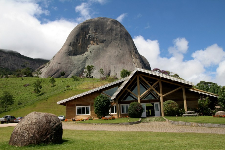 O acesso da Pedra Azul é feito por trilhas