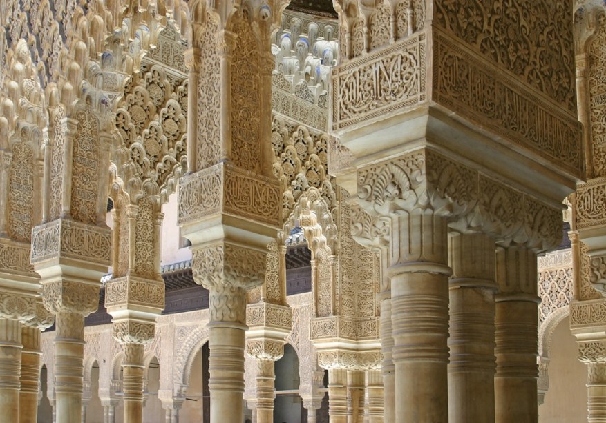 O Pátio dos Leões é um dos pontos célebres do Alhambra, complexo de palácios que foi o centro do poder muçulmano durante séculos