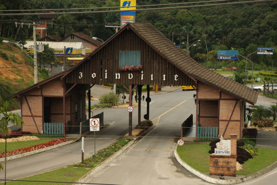 A forte economia local de Joinville motivou o surgimento de edifícios modernos, comércio desenvolvido e eventos