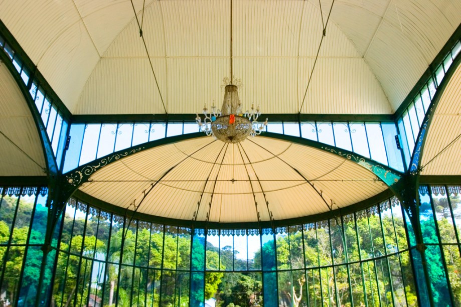 Teto do <a href="https://viajeaqui.abril.com.br/estabelecimentos/br-rj-petropolis-atracao-palacio-de-cristal" rel="Palácio de Cristal" target="_blank">Palácio de Cristal</a>, que integra o conjunto arquitetônico e paisagístico da Praça da Confluência, em Petrópolis (RJ)