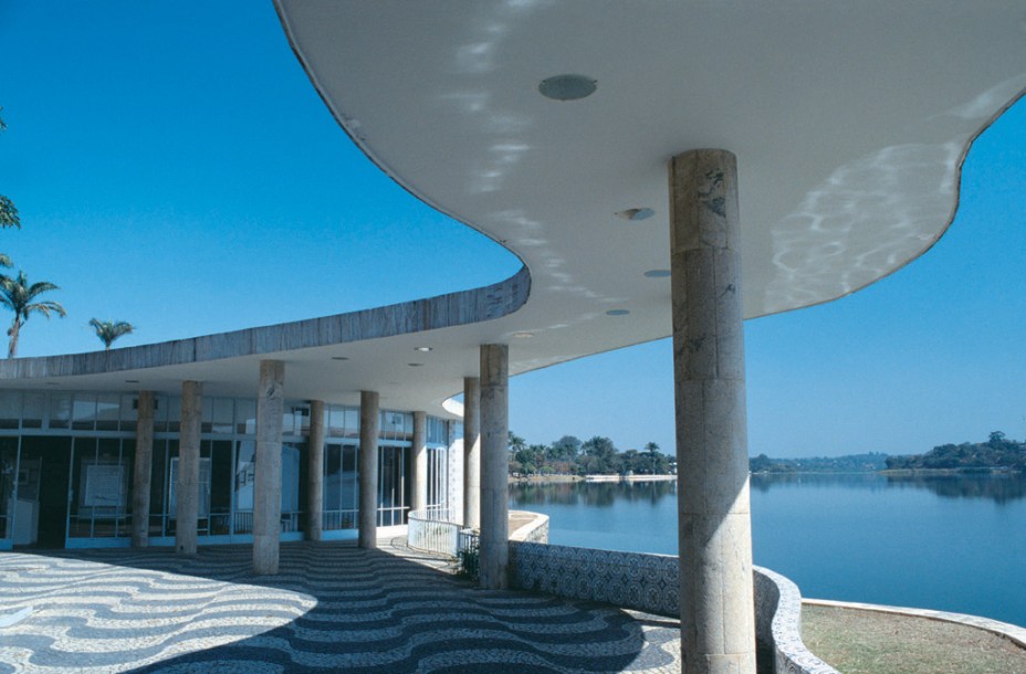 A construção, que hoje recebe exposições temporárias, parece flutuar sobre a Lagoa da Pampulha