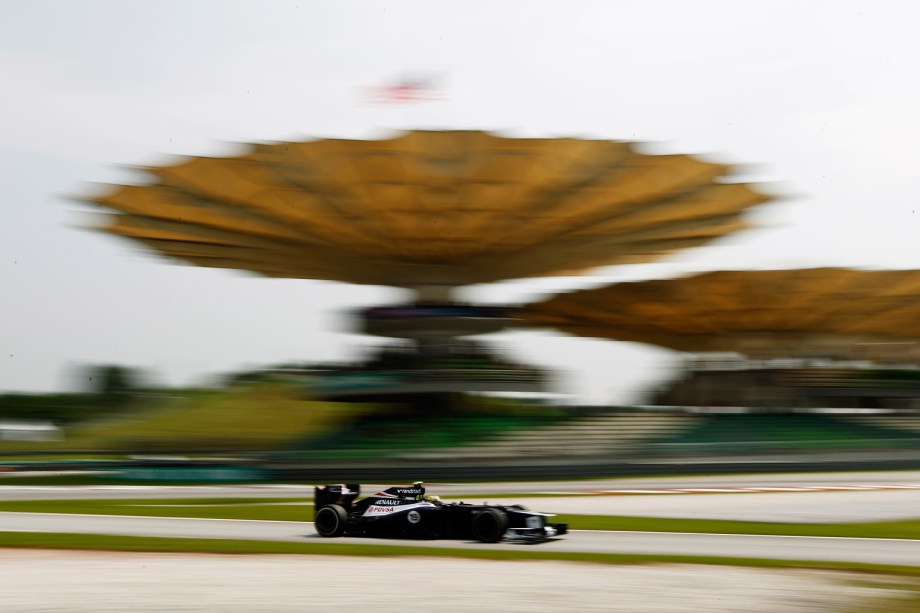 O brasileiro Bruno Senna, sobrinho do ídolo nacional, Ayrton Senna, pilota sua Williams durante o treino no Sepang International Circuit, em Kuala Lumpur, Malásia