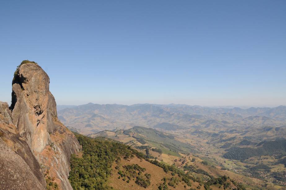 <strong><a href="/cidades/br-sp-sao-bento-do-sapucai" target="_blank">São Bento do Sapucaí</a> (1 dia):</strong> a <a href="https://gutenberg.viagemeturismo.abril.com.br/atracao/pedra-do-bau/">Pedra do Baú</a> brilha como cartão-postal, a 1 950 m de altitude, atraindo amantes do trekking e das escaladas. As pousadinhas charmosas e os bons ateliês de artesãos locais também compensam a viagem.