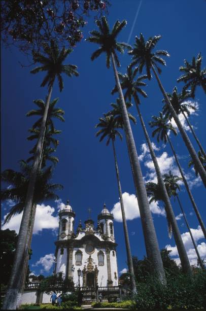 O projeto da portada da Igreja de São Francisco de Assis, esculpida em pedra-sabão, é atribuído a Aleijadinho