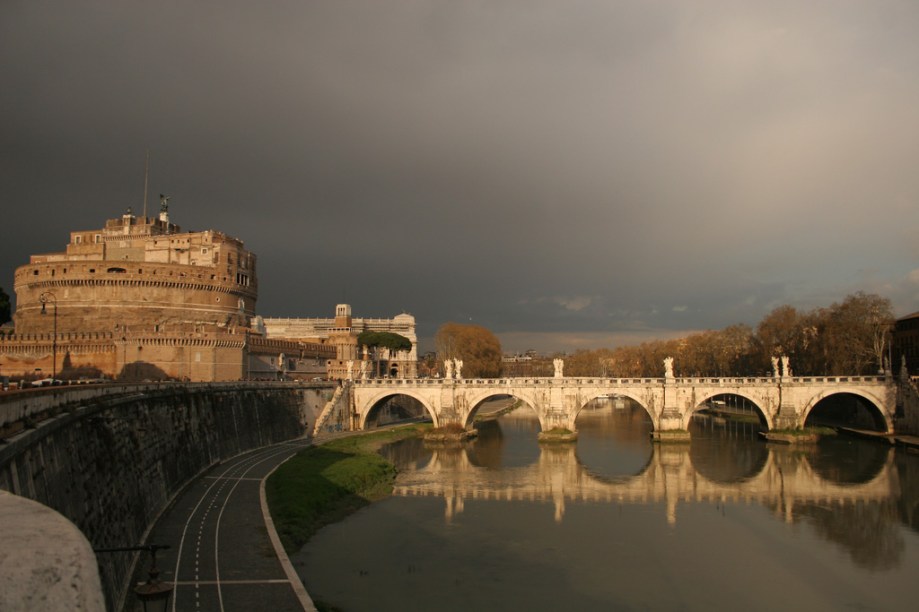 Castelo SantAngelo e Ponte Vittorio Emanuele II sobre o Rio Tevere, que leva ao Vaticano
