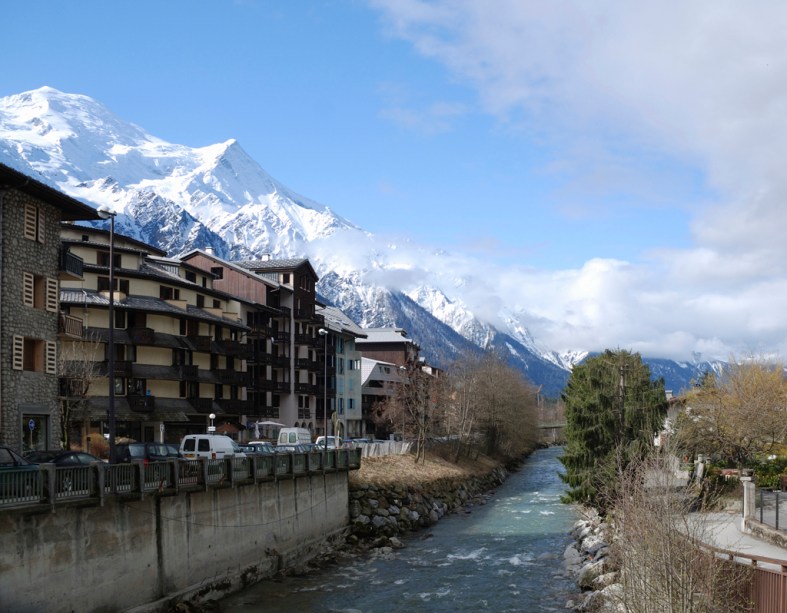A mais de mil metros de altitude, o município francês mais próximo do Mont Blanc, <a href="https://viajeaqui.abril.com.br/materias/esqui-e-vida-selvagem-na-francesa-chamonix" rel="Chamonix-Mont Blanc" target="_blank">Chamonix</a>, tem charmosas casinhas nas encostas
