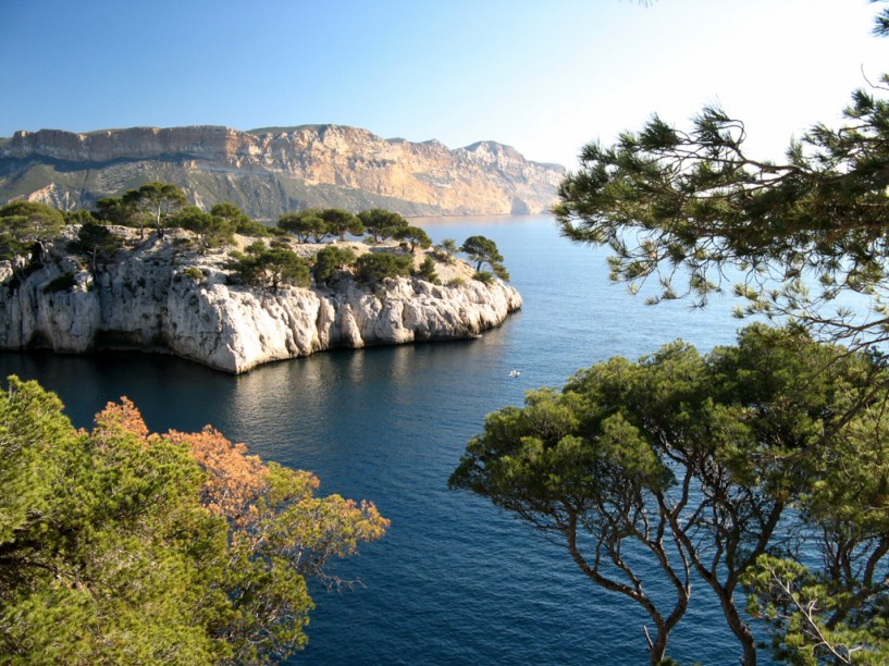 A 32 quilômetros de <a href="https://viajeaqui.abril.com.br/cidades/franca-marselha" rel="Marselha">Marselha</a>, as calanques de Cassis são Impressionantes formações rochosas que mergulham no mar azul-turquesa