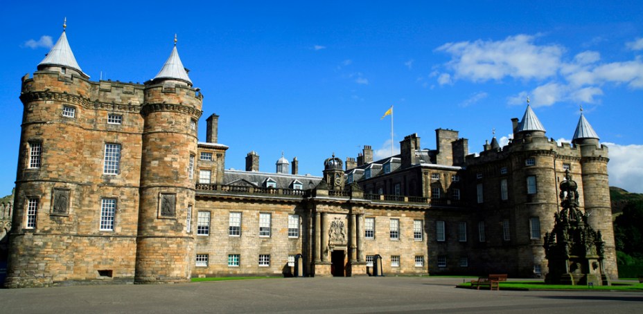 A atual monarca, Elizabeth II, usa o Holyroodhouse como residência oficial em suas visitas à Escócia, quando suntuosas cerimônias são organizadas em seus belos aposentos