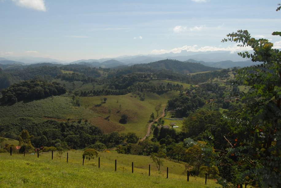 <strong><a href="/cidades/br-sp-santo-antonio-do-pinhal" target="_blank">Santo Antônio do Pinhal</a> (3 dias):</strong> ela tem o ambiente frio, as pousadas aconchegantes e as lojinhas de artesanato semelhantes aos da vizinha refinada, Campos do Jordão. mas Santo Antônio ainda mantém o autêntico espírito de roça do interior de são Paulo.