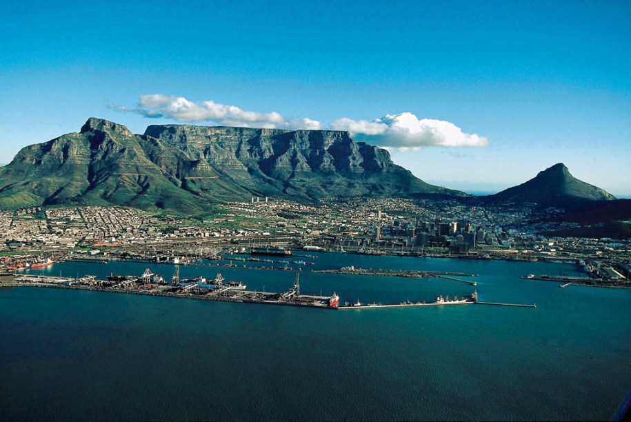 De qualquer ponto da <a href="https://viajeaqui.abril.com.br/cidades/africa-do-sul-cidade-do-cabo" rel="Cidade do Cabo" target="_blank">Cidade do Cabo</a> é possível ver a <a href="https://viajeaqui.abril.com.br/estabelecimentos/africa-do-sul-cidade-do-cabo-atracao-table-mountain" rel="Table Mountain" target="_blank">Table Mountain</a>. A  montanha dá nome ao parque nacional que abriga zebras, antílopes, babuínos e mais de 2 mil espécies de plantas