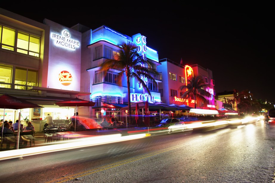 Danceterias, bares e restaurantes são algumas das opções da Ocean Drive, em Miami, famosa pela arquitetura art deco dos edifícios de frente para o mar