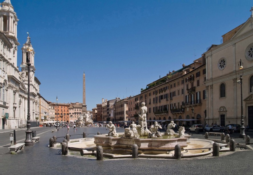 <strong>5. Piazza Navona: </strong>Além de suas lindas fontes, como a dos Quattro Fiumi, projetada por Bernini, a <a href="https://viajeaqui.abril.com.br/estabelecimentos/italia-roma-atracao-piazza-navona" target="_self"><strong>Piazza Navona</strong></a> é rodeada por restaurantes e cafés agitados