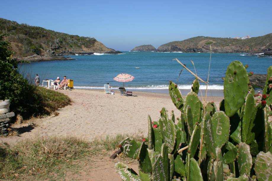 A Praia do Forno tem estrutura razoável de barracas, mas está bem-preservada, o mar é bom ponto de mergulho