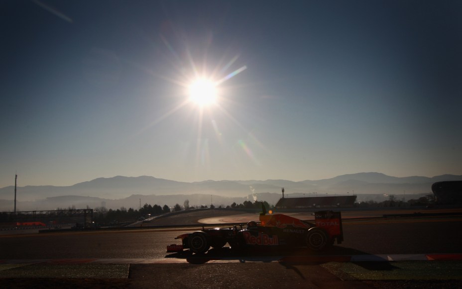 Companheiro de equipe de Sebastian Vettel na Red Bull Bacing, Mark Webber é o único australiano entre os atuais pilotos da Fórmula 1. Na foto, testa o carro no Circuit de Catalunya, em <a href="https://viajeaqui.abril.com.br/cidades/espanha-barcelona" rel="Barcelona" target="_blank">Barcelona</a>, <a href="https://viajeaqui.abril.com.br/paises/espanha" rel="Espanha" target="_blank">Espanha</a>